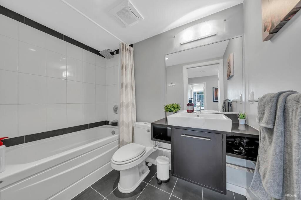 Spacious Dt 2-Bdr High-Rise With View, Pool, Gym Vancouver Exterior foto