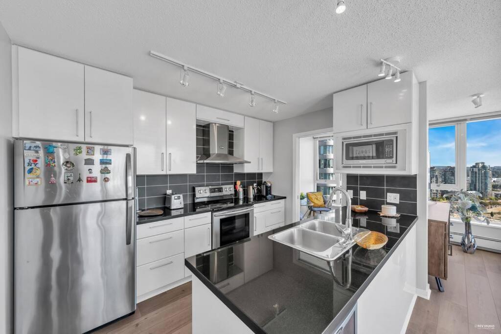 Spacious Dt 2-Bdr High-Rise With View, Pool, Gym Vancouver Exterior foto
